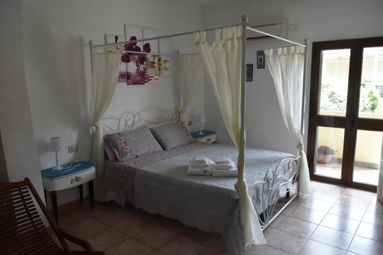 Bed And Breakfast Le Petunie Bari Sardo Eksteriør billede